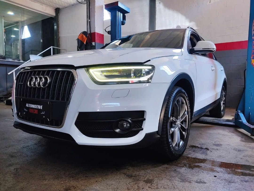 Audi Q3 branco com a placa da Automotive KimCar