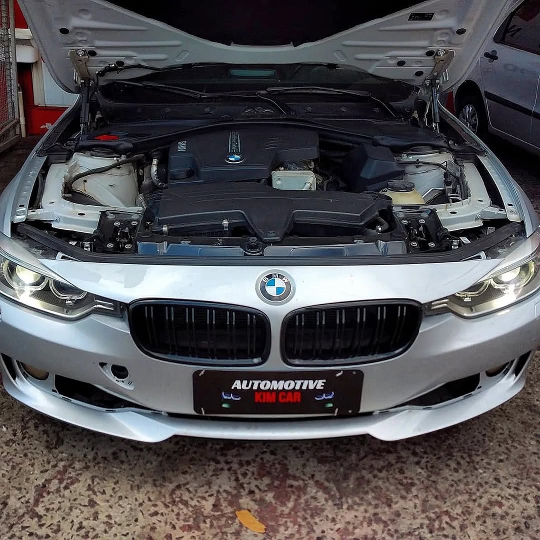 BMW de capô aberto em revisão